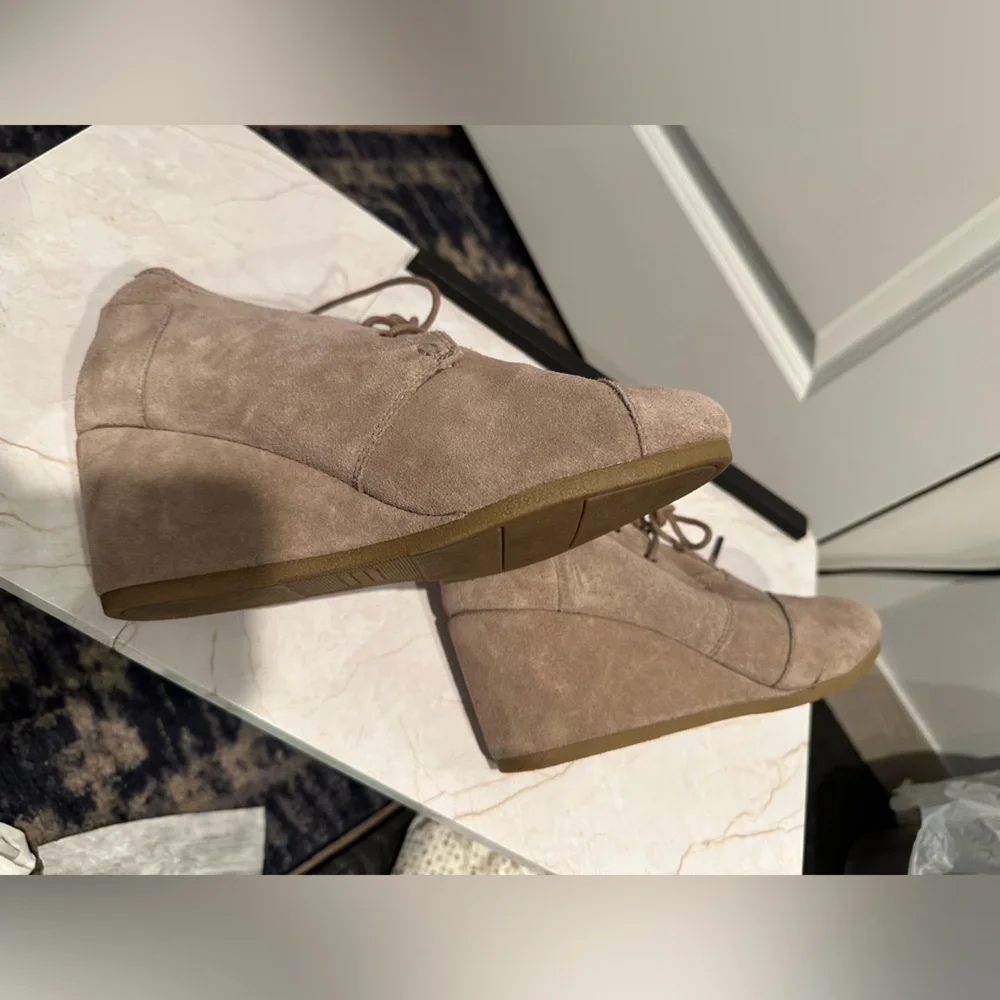 *LIKE NEW*Sz 10*TOMS* wedges